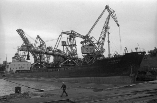 Sea trading port in Zhdanov