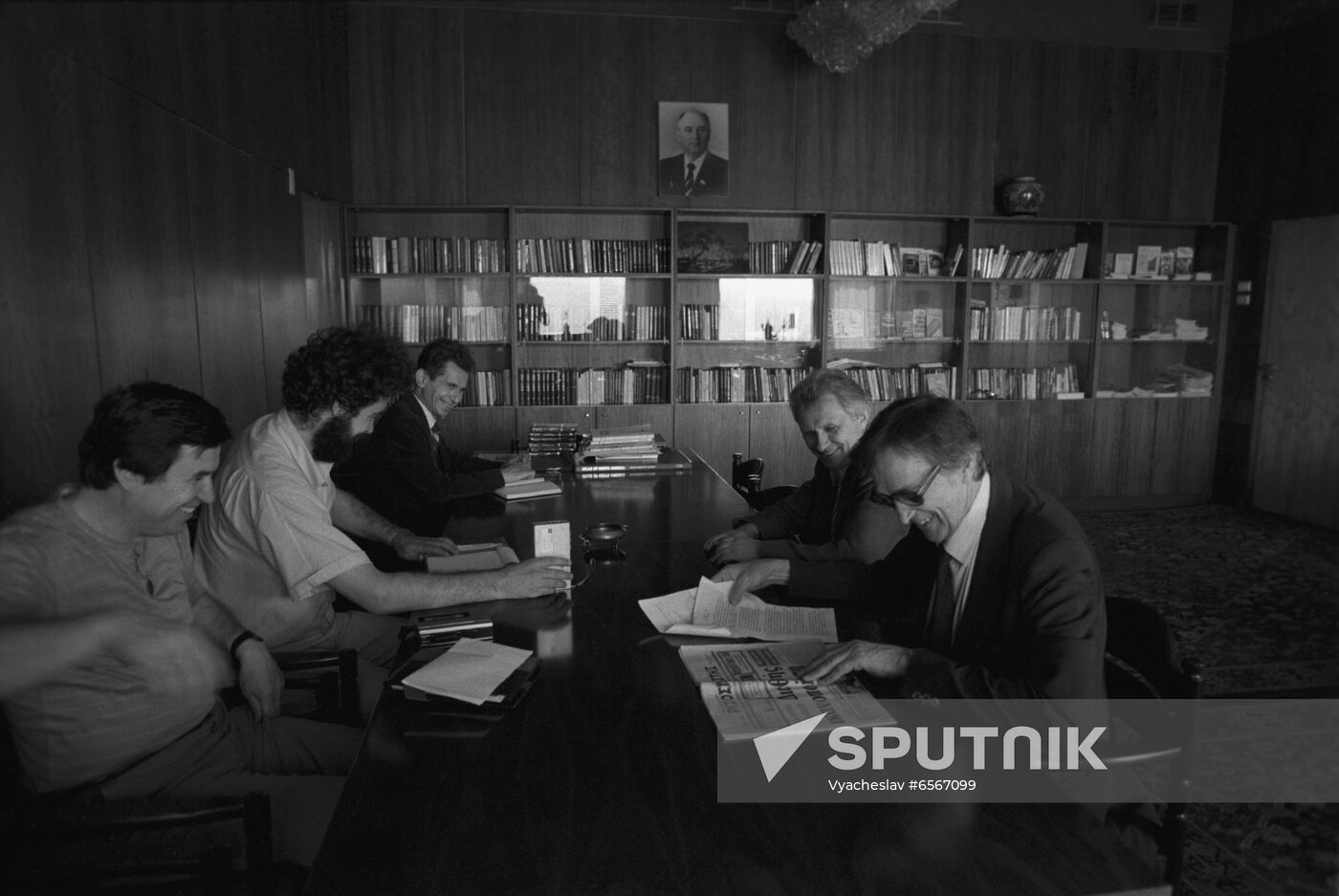 APN Board Chairman Valentin Falin meets with Greek journalists