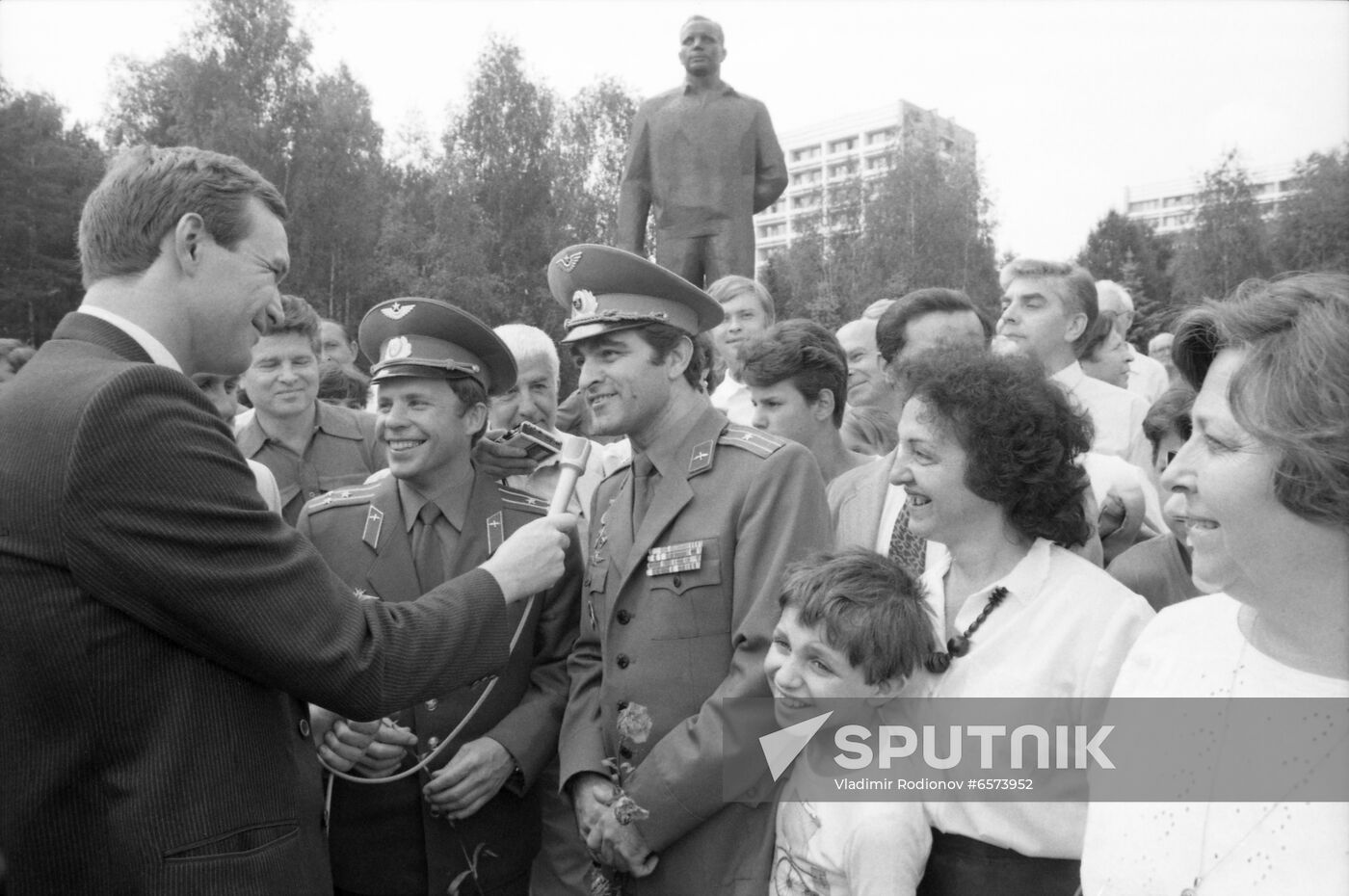 Soviet-Bulgarian crew of Soyuz TM-4 spacecraft