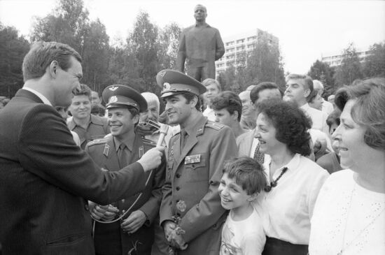 Soviet-Bulgarian crew of Soyuz TM-4 spacecraft
