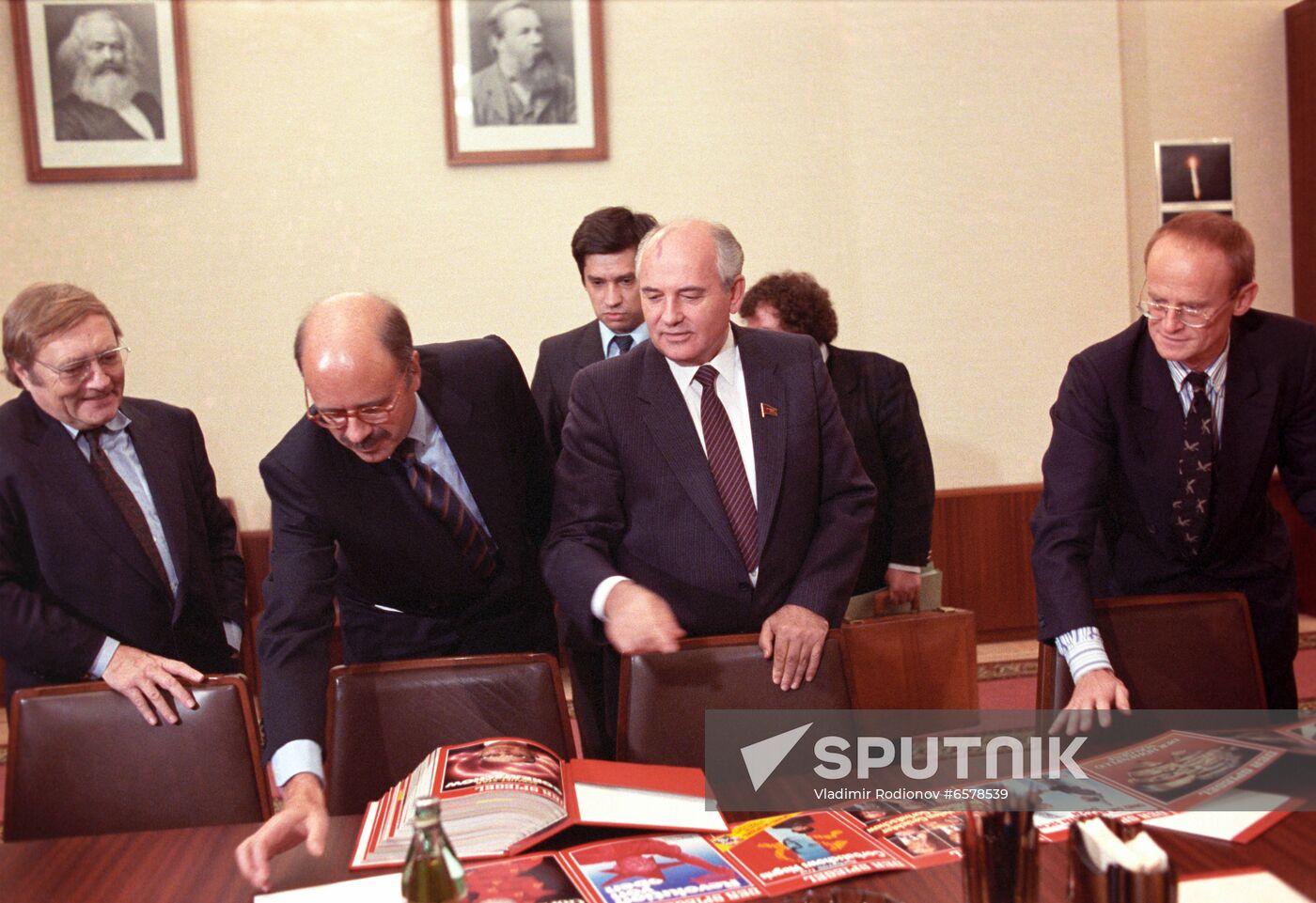 Der Spiegel publisher Rudolf Augstein visits Moscow
