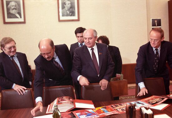 Der Spiegel publisher Rudolf Augstein visits Moscow