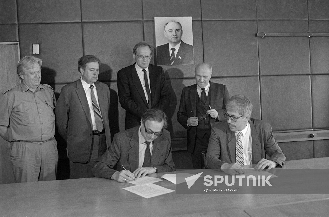 Ceremony to sign agreement on establishing Fakty Perestroiki (Perestroyka Facts) magazine