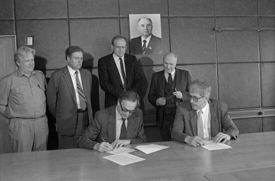 Ceremony to sign agreement on establishing Fakty Perestroiki (Perestroyka Facts) magazine
