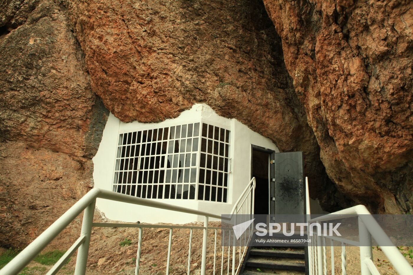 Entrance to Mount Kiziltash cave