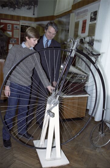 Vladimir Gurko, turner at the Elektroizmeritel plant