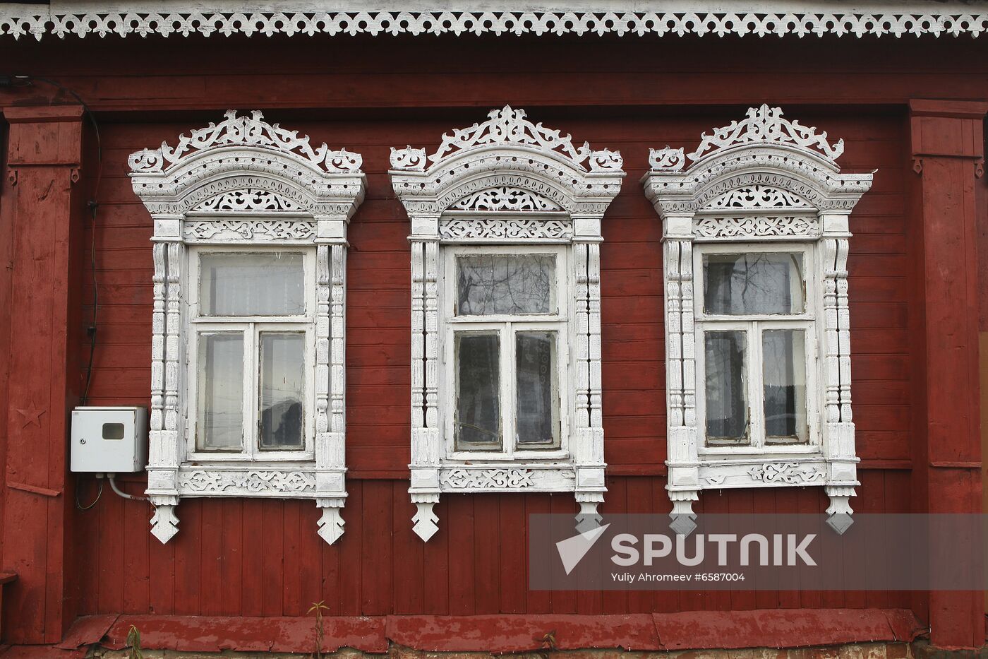 Windows with carved architraves