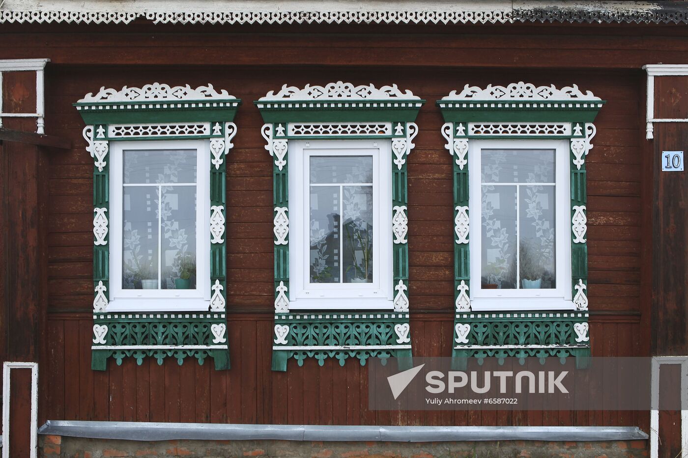 Windows with carved casings, jambs and lintels
