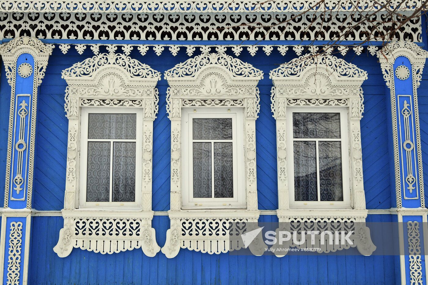 Windows with carved casings, jambs and lintels