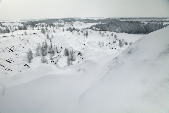 Snow-covered Romantsevskiye Gory in Tula Region