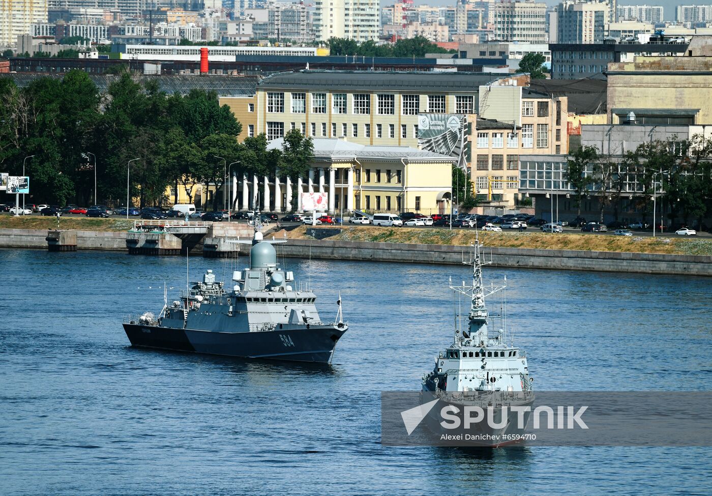 Warships sail on Neva River after a rehearsal of the naval parade marking the Russian Navy Day in St. Petersburg, Russia. Location: Russia, Saint Petersburg. Author: Alexei Danichev/Sputnik. Russia Navy Day Parade Rehearsal