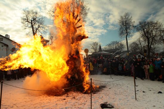 Maslenitsa festival in Suzdal