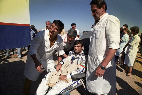 First / main crew of Soyuz TM-5 spacecraft