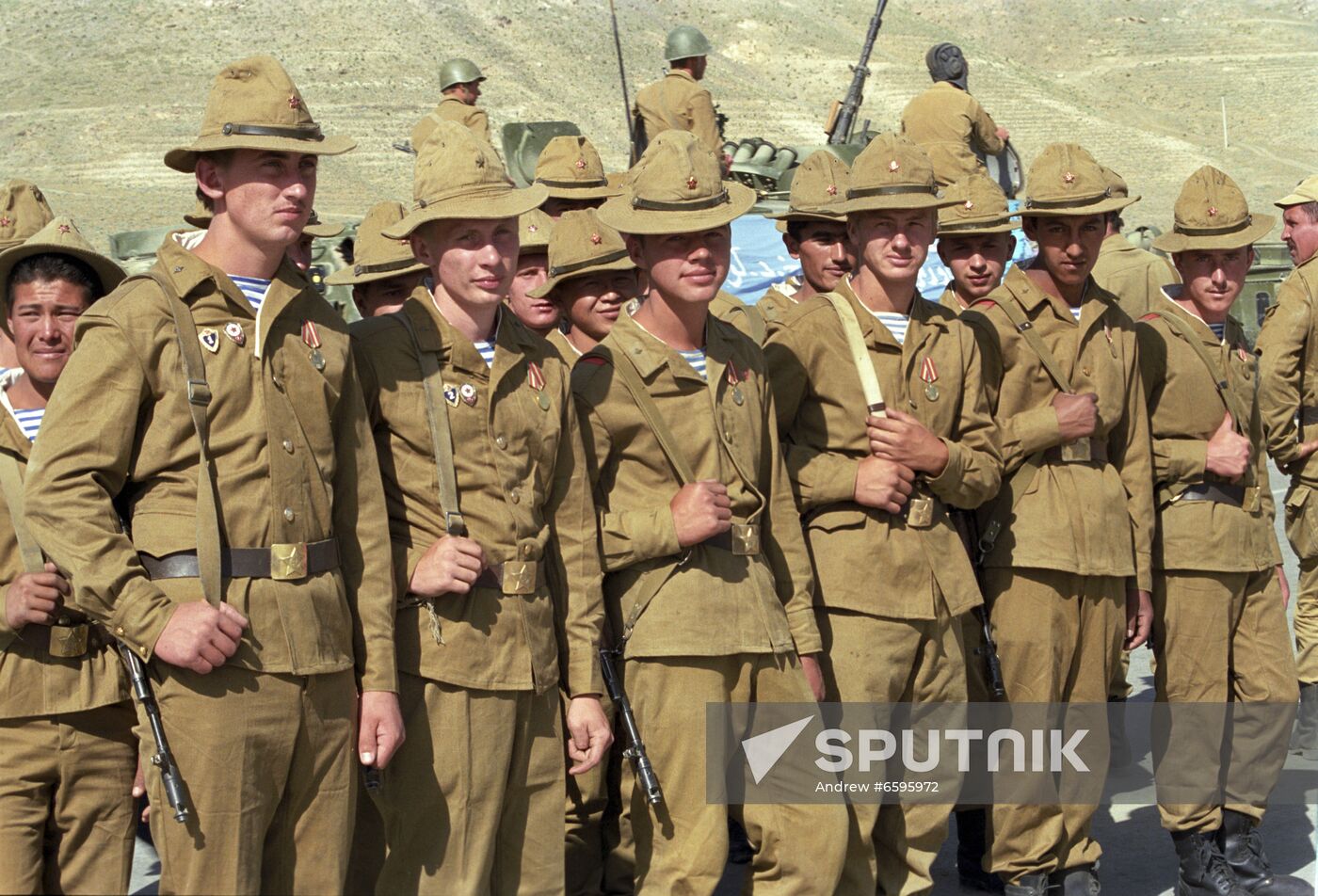 Soviet forces withdraw from Afghanistan