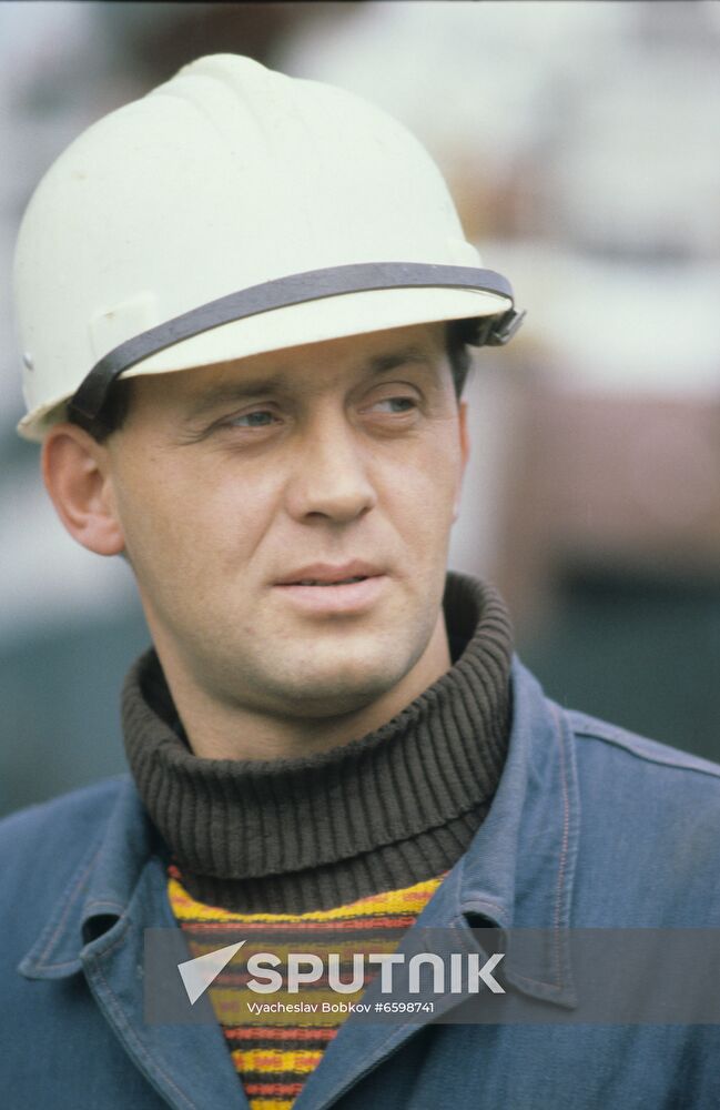 Dockworker team leader of Magadan seaport Bondar