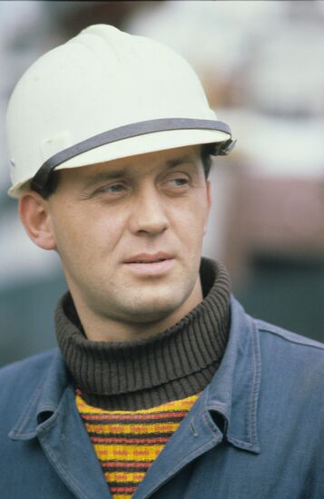 Dockworker team leader of Magadan seaport Bondar