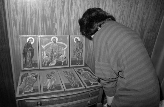 Presenting icon to Jaime Cardinal Sin