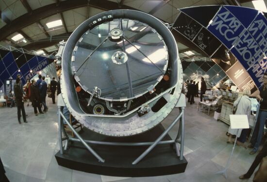 NAUKA '83 exhibition "Research equipment and facilities."