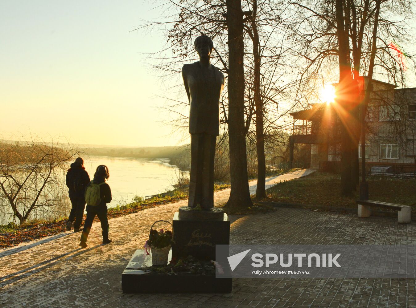 Monument to Bella Akhmadulina in Tarusa