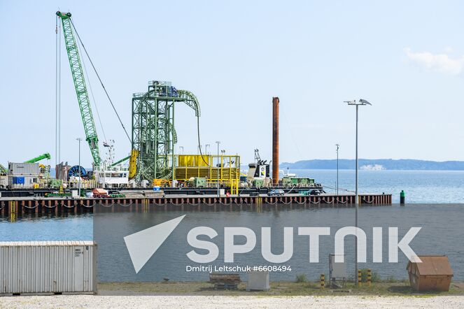 A view shows a port of Mukran, where pipes for the Nord Stream 2 Baltic Sea gas pipeline are stored, on the Rugen island, in Mecklenburg-West Pomerania, Germany. Location: Germany. Author: Dmitrij Leltschuk/Sputnik. Germany Nord Stream Gas Pipeline