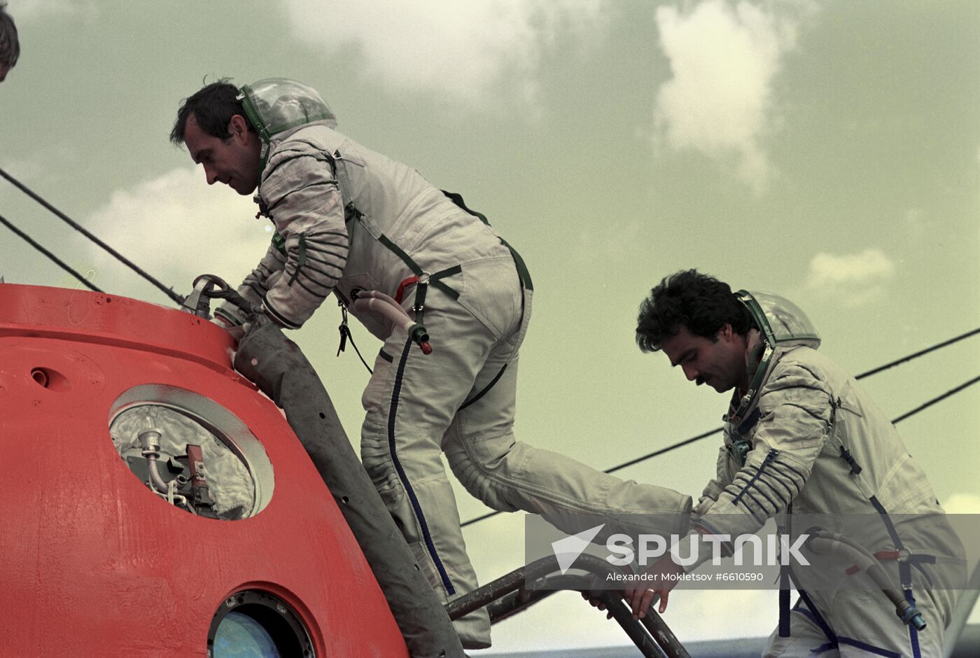 Soyuz TM-6 spacecraft crew