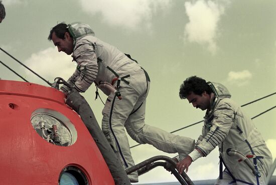 Soyuz TM-6 spacecraft crew