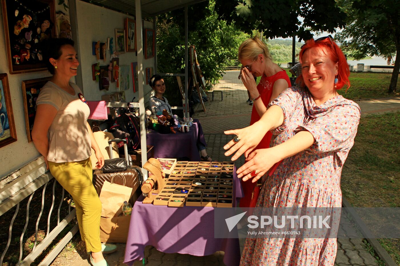 Selling jewelry in Tarusa