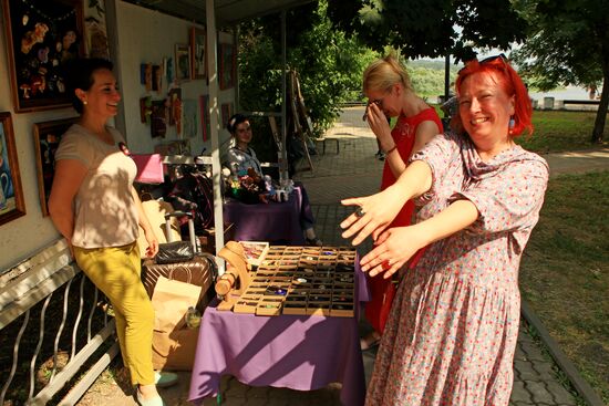 Selling jewelry in Tarusa