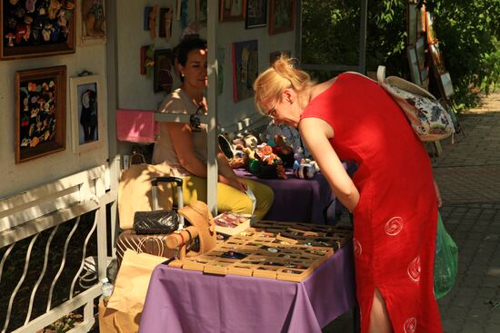 Selling jewelry in Tarusa