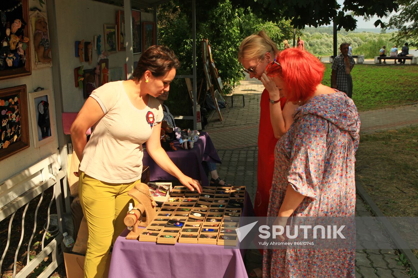 Selling jewelry in Tarusa