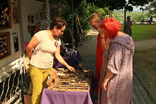 Selling jewelry in Tarusa