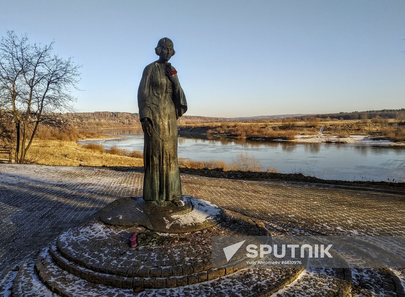 Statue of Marina Tsvetayeva