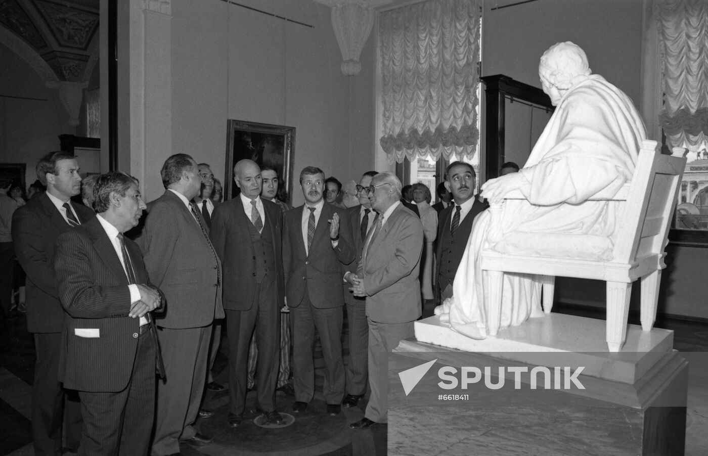 Afghan delegation visits Soviet Union