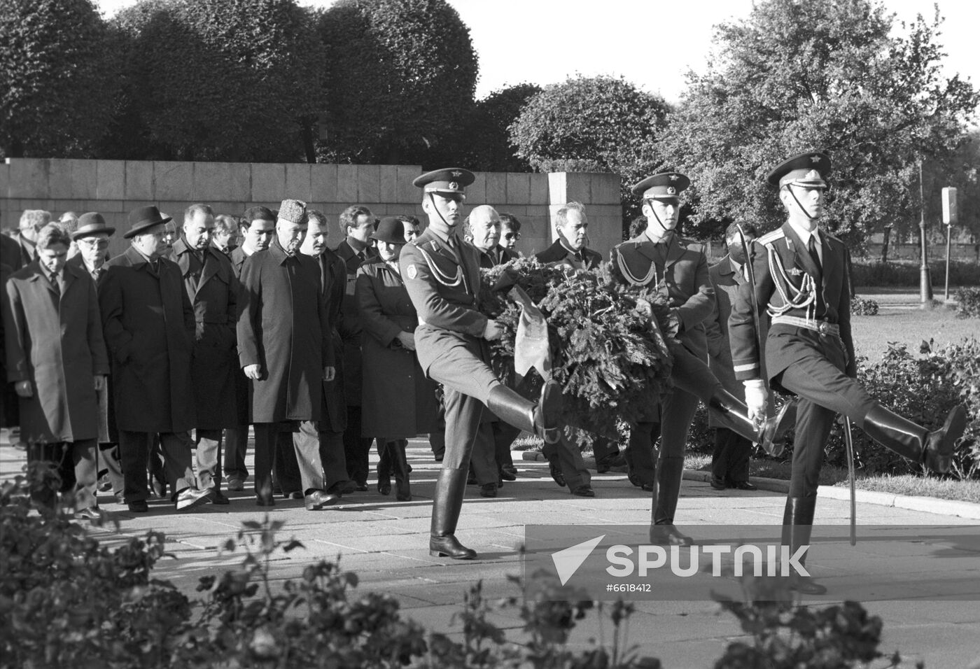Afghan delegation visits Soviet Union