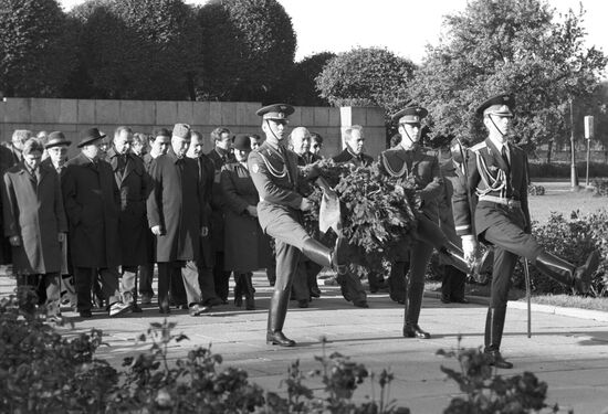 Afghan delegation visits Soviet Union