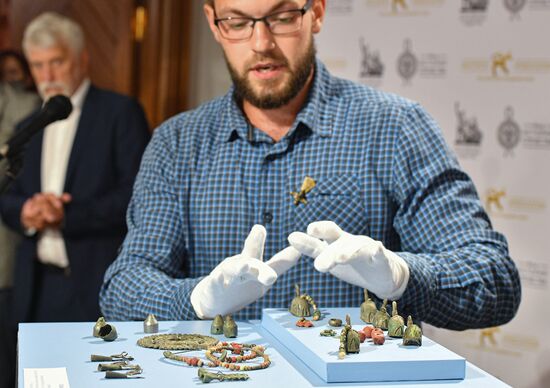 Presentation of artifacts 2021 Archeological Pearls