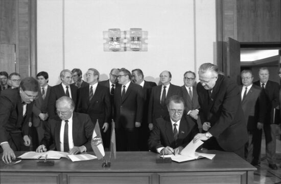 Minister President of North Rhine-Westphalia Johannes Rau visits USSR