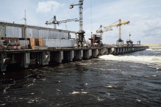 Construction of Cheboksary hydro power station