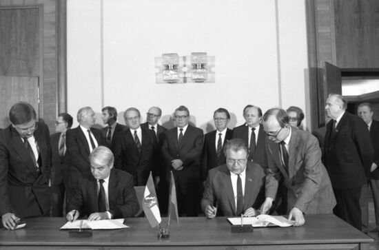 Minister President of North Rhine-Westphalia Johannes Rau visits USSR