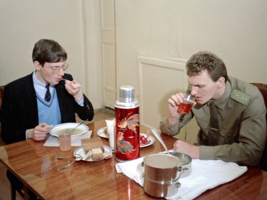 Matias Rust lunches in court