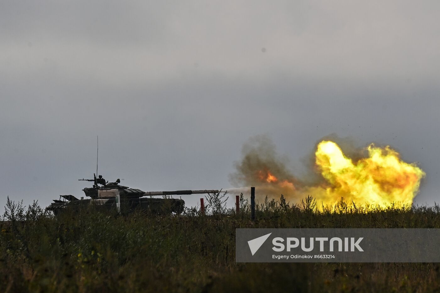 Venezuela's T-72B3 tank competes in the Individual Race event of the Tank Biathlon contest as part of the 2021 International Army Games at Alabino shooting range, outside Moscow, Russia. Location: Russia, Moscow region. Author: Evgeny Odinokov/Sputnik. Russia Army Games Tank Biathlon