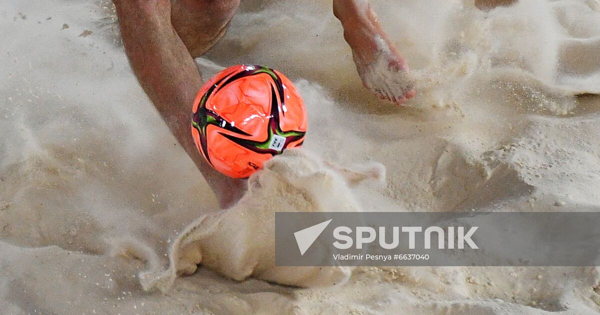 напряженный момент водного матча, игроки борются за мяч