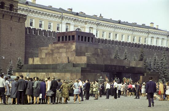 Line to Lenin Mausoleum in Moscow