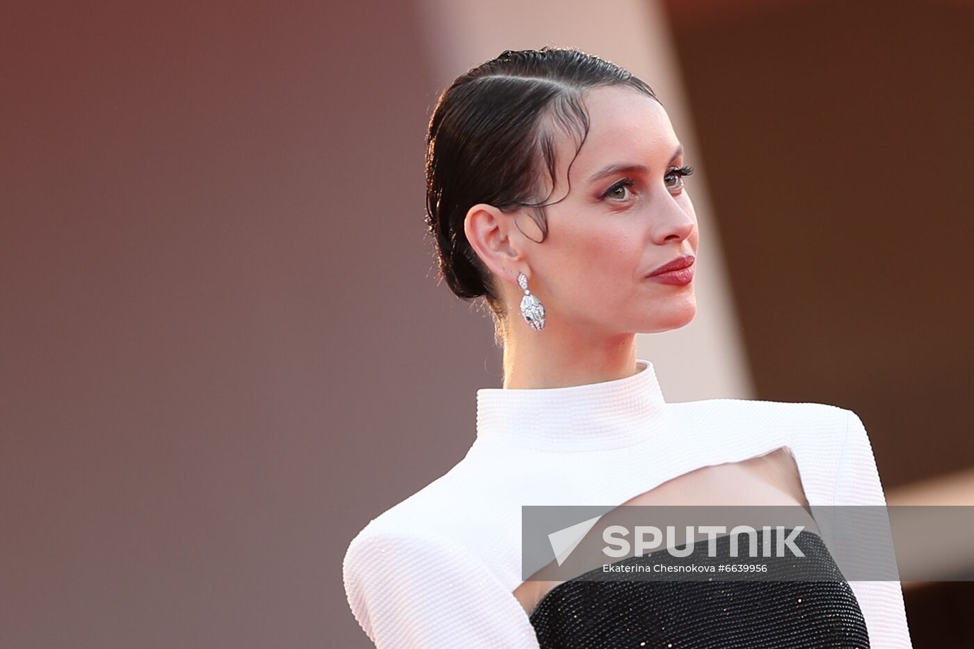 Spanish actress Milena Smit poses on the red carpet ahead the the premiere of the film directed by Pedro Almodovar "Madres paralelas" (Parallel Mothers) as part of the opening ceremony of the 78th Venice International Film Festival, in Lido, Italy. Location: Italy, Venice. Author: Ekaterina Chesnokova/Sputnik. Venice Film Festival Opening