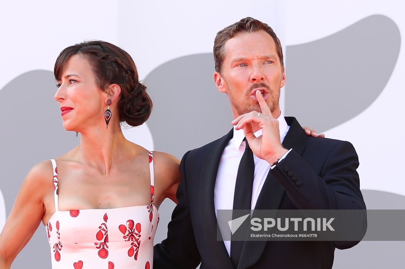 Actress Sophie Hunter and actor Benedict Cumberbatch pose for photos on the red carpet ahead the premiere of the film directed by Jane Campion "The Power of the Dog" as part of the 78th Venice International Film Festival, in Lido, Italy. Location: Italy, Venice. Author: Ekaterina Chesnokova/Sputnik. Venice Film Festival
