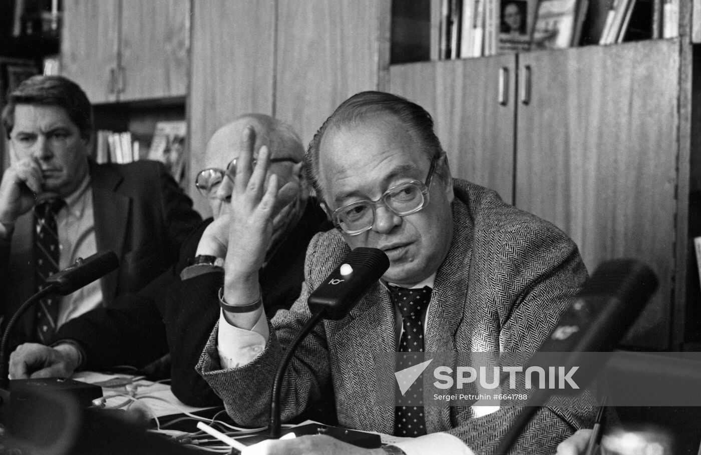 Roundtable discussion Perestroika; Who is Right?
