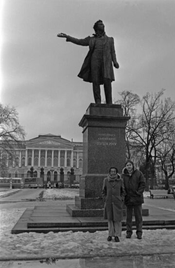 Sri Lankan minister of information and mass communications Aluwihare visits USSR