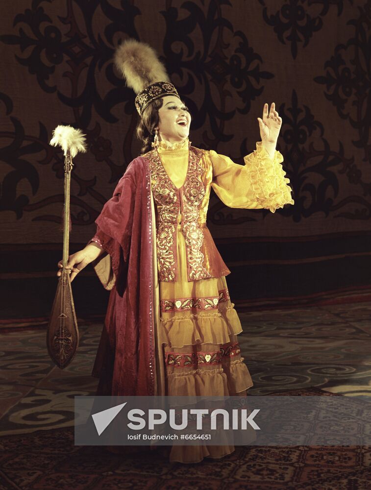 Kazakh singer Roza Dzhamanova