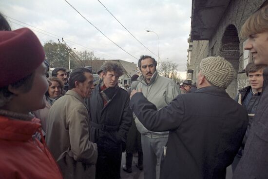 Street discussion of politics