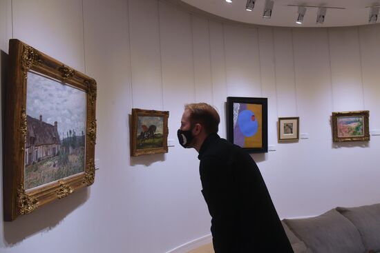 PHOTO OF MONTH. Sotheby's exhibition-auction